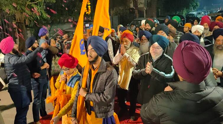 dawn visits of 11 Singh Sabhas dedicated to the birth anniversary of Guru Gobind Singh Sahib ended at Kalka ji. ਗੁਰੂ ਗੋਬਿੰਦ ਸਿੰਘ ਸਾਹਿਬ ਦੇ ਪ੍ਰਕਾਸ਼ ਪੁਰਬ ਨੂੰ ਸਮਰਪਿਤ 11 ਸਿੰਘ ਸਭਾਵਾਂ ਦੀਆਂ ਪ੍ਰਭਾਤ ਫੇਰੀਆਂ ਦੀ ਸਮਾਪਤੀ ਕਾਲਕਾ ਜੀ ਵਿਖੇ ਹੋਈ