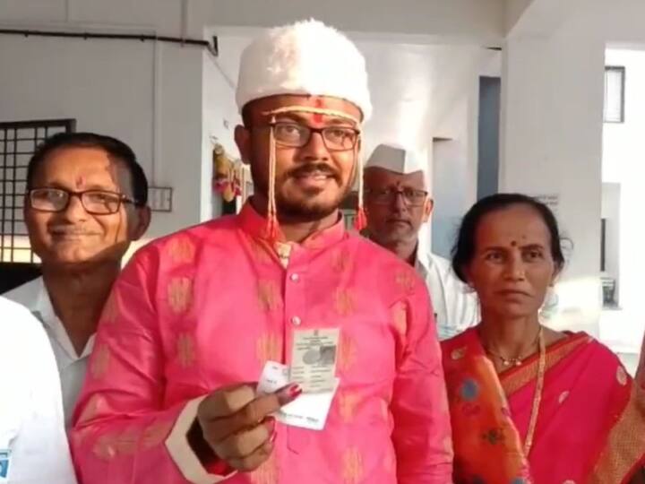 संगमनेर तालुक्यातील 37 ग्रामपंचायत निवडणूकीसाठी आज मतदान प्रक्रिया पार पडत असून साकुर ग्रामपंचायत निवडणुकीत केतन पेंडभाजे या नवरदेवाने लग्नाअगोदर संविधानाने दिलेल्या मतदानाच्या अधिकार बजावलाय.