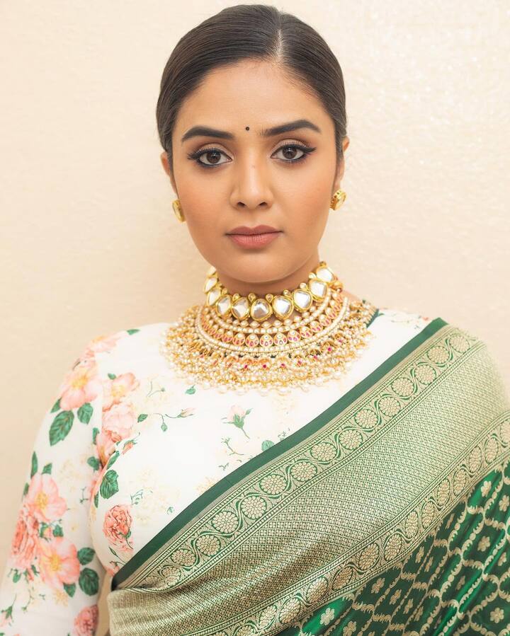 ‘పటాస్’ ప్రోగ్రాంతో మంచి గుర్తింపు.Photo Credit@Sreemukhi/Instagram