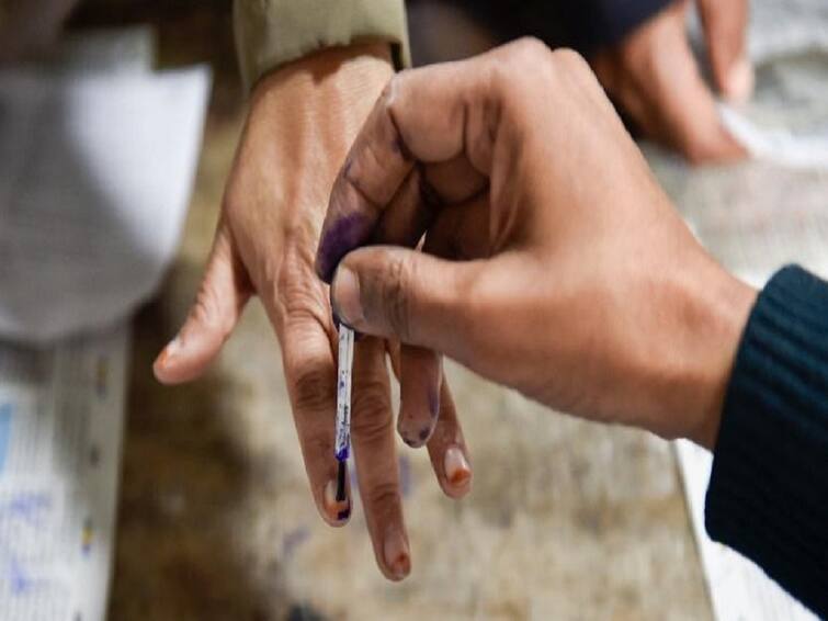 Solapur Gram Panchayat Election News Gram Panchayat Voting Begins in Solapur District Solapur Gram Panchayat Election : सोलापूर जिल्ह्यात 667 केंद्रावर मतदानाला सुरुवात, सरपंच पदासाठी 498 तर सदस्य पदासाठी 3 हजार 421 उमेदवार रिंगणात