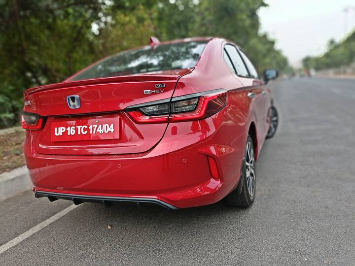 होंडा ने देश में सिटी के हाइब्रिड वर्जन के लॉन्च के साथ खूब सुर्खियां बटोरी. सिटी ई:एचईवी का माइलेज 26.5 किमी/लीटर है. इसमें ईवी ड्राइव मोड, हाइब्रिड ड्राइव मोड और इंजन ड्राइव मोड के साथ होंडा सेंसिंग टेक्नोलॉजी पैक और ADAS जैसे फीचर्स मिलते हैं.