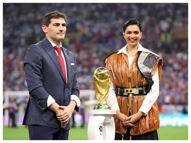 deepika padukonz unveil the fifa world cup trophy with former spanish goalkeeper at the stadium see photos FIFA World Cup 2022: ਦੀਪਿਕਾ ਪਾਦੂਕੋਣ ਨੇ FIFA ਵਿਸ਼ਵ ਕੱਪ ਟਰਾਫੀ ਤੋਂ ਚੁੱਕਿਆ ਪਰਦਾ, ਸਾਹਮਣੇ ਆਈਆਂ ਤਸਵੀਰਾਂ