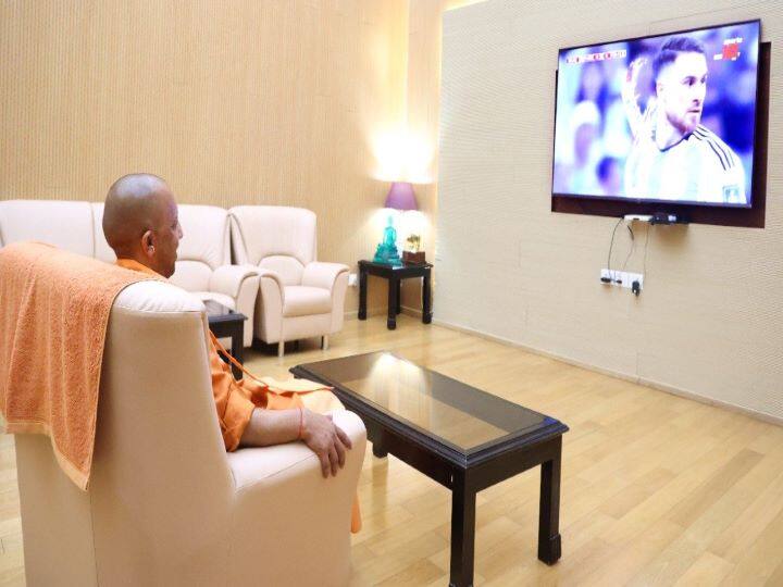 भारत में राजनेताओं के बीच भी फीफा का क्रेज देखा गया, यूपी के सीएम योगी आदित्यनाथ ने अपने आवास में मैच का सीधा प्रसारण देखा.