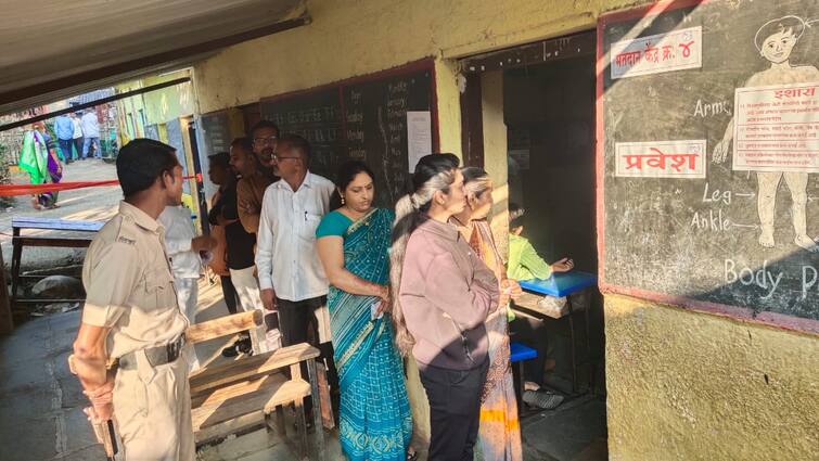 maharashtra news nashik news 68 percent voter till afternoon for gram panchayat polls in Nashik district Nashik Gram panchayat : मतदारांच्या लांबच लांब रांगा, नाशिक जिल्हयात दुपारपर्यंत 68.61 टक्के मतदान