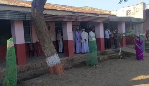 मतदार सकाळपासूनच मतदान केंद्रावर येतांना पाहायला मिळत आहे.