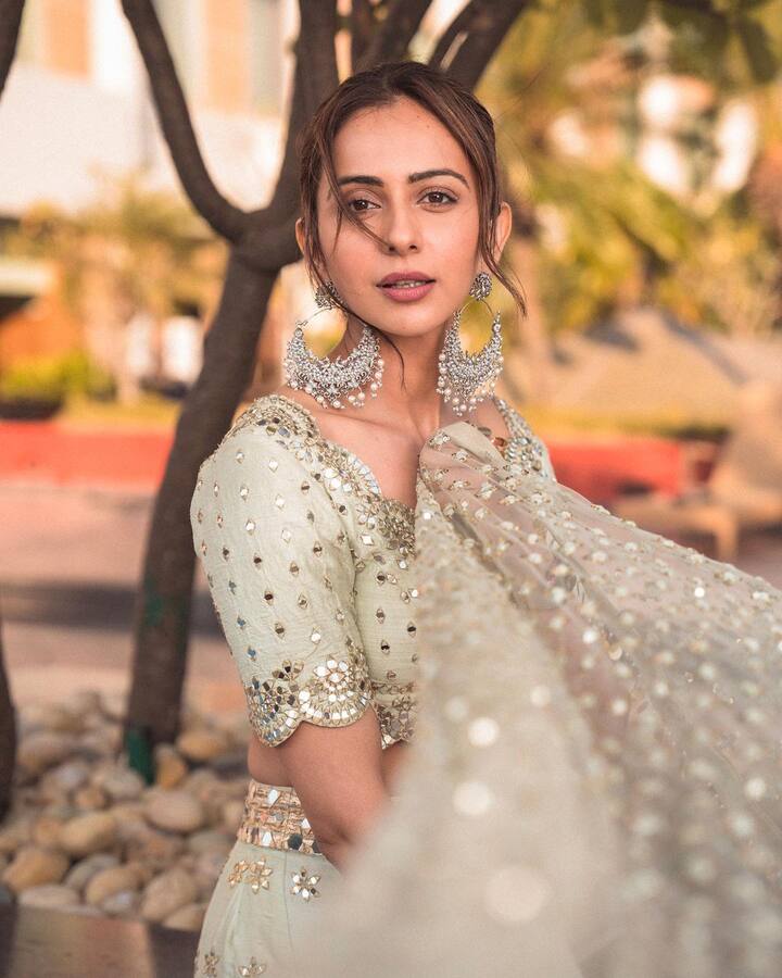 अभिनेत्रीने तिच्या लुकला न्यूड मेकअपने पूर्ण केले आहे आणि तिचे केस बनमध्ये बांधले आहेत. (फोटो सौजन्य :rakulpreet/इंस्टाग्राम)