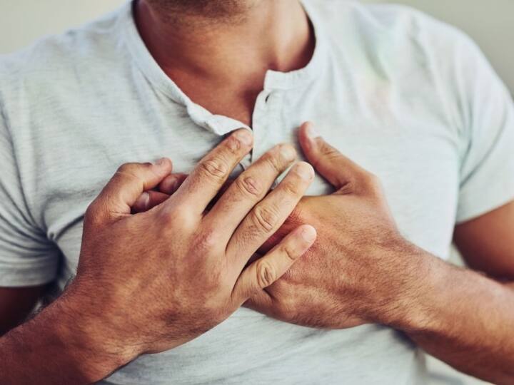 Cardiac Deaths: Sudden cardiac deaths could be tied to long Covid say doctors Cardiac Deaths: हार्ट अटैक से हो रही मौतों को लेकर डॉक्टरों ने किया चौंकाने वाला खुलासा, कोरोना से हो सकता है संबंध