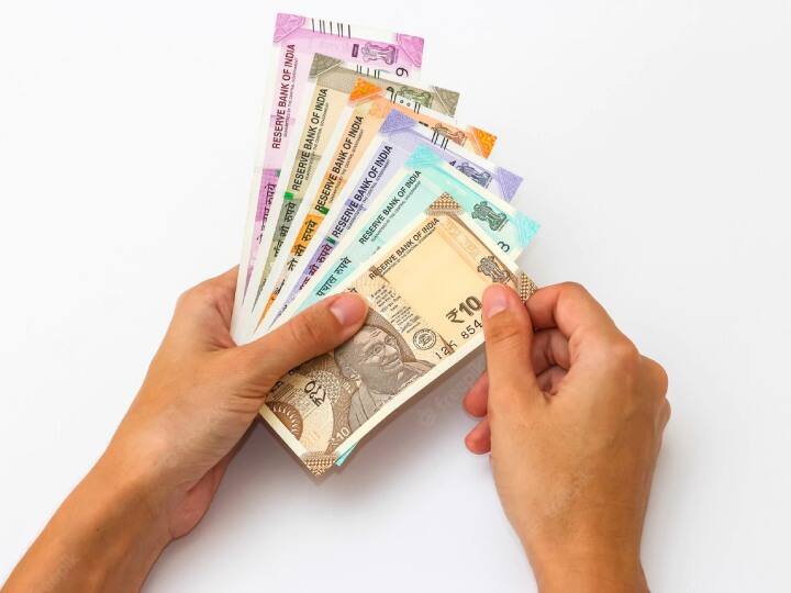 इस योजना के तहत 2013-14 में स्कॉलरशिप की राशि की अधिकतम राशि 500 रुपये थी. अब 1000 रुपये है. 13 से 18 साल तक की अविवाहित लड़कियों को यह रकम दी जाती है. इसके तहत लड़की को आठवीं से बारहवीं क्लास में होना चाहिए. इस योजना के तहत 18 साल की उम्र की लड़की को 25000 रुपये दी जाती है. (PC- Freepik)