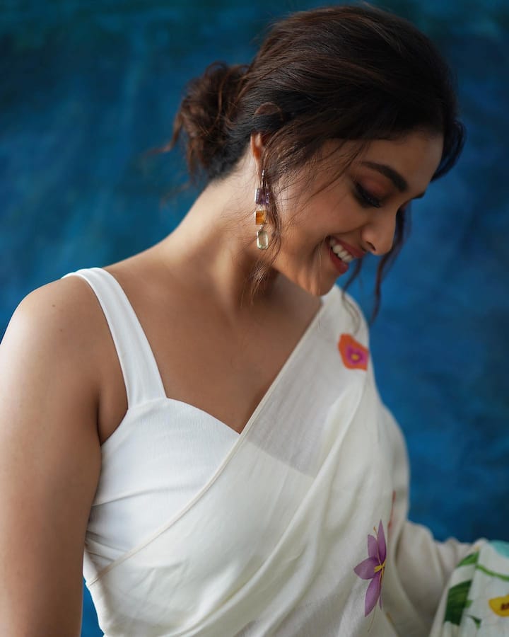 ‘మహానటి’ సినిమాలో నటనకు గాను జాతీయ ఉత్తమ నటి అవార్డును అందుకుంది. Photo Credit: Keerthy Suresh/ instagram