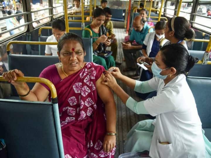 India Corona Vaccination 220 Crore vaccination doses complete milestone COVID Vaccination: भारत ने छुआ 220 करोड़ वैक्सीनेशन का ऐतिहासिक आंकड़ा, स्वास्थ्य मंत्री ने दी बधाई