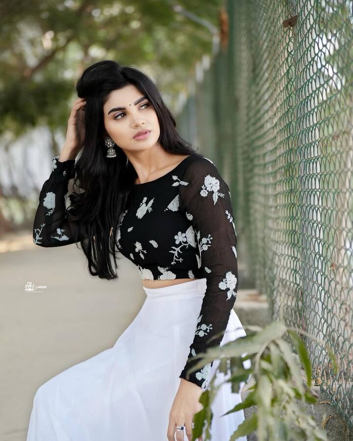 కెరీర్ ప్రారంభంలో టీవీ సీరియల్స్ లో నటించింది వర్ష.Photo Credit@Jabardasth Varsha/instagram