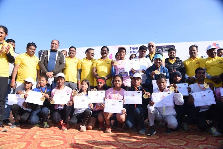 बताया गया कि सरगुज़ा पुलिस द्वारा त्रिनेत्र के नाम से जारी हेल्पलाइन नंबर से यातायात नियमों का उल्लंघन, पार्किंग, तेज गति व आवाज के साथ वाहन चलाने वालों की शिकायत कोई भी कर सकता है.शिकायतकर्ता की गोपनीयता बरकार रहेगी. इसके साथ ही पुलिस विभाग की अभिव्यक्ति एप्प के बारे में जानकारी देते हुए सभी से मोबाइल में डाउनलोड करने की अपील की गई. करीब 10 किलोमीटर की मैराथन दौड़ में युवाओं ने उत्साह से भाग लिया.मैराथन दौड़ गांधी स्टेडियम से प्रारंभ होकर गांधी चौक, आकाशवाणी चौक, प्रतापुर चौक, लरंगसाय चौक, कोतवाली चौक, महामाया चौक संगम चौक घड़ी चौक होते हुए पुनः गांधी स्टेडियम में सम्पन्न हुआ. मैराथन में पहले से दसंवा स्थान प्राप्त करने वाले प्रतिभागियों को मैडल व प्रशस्ति पत्र दिया गया.