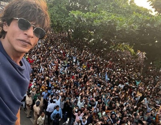 সবটাই যে মজার ছলে তা অবশ্য় বলার অপেক্ষা রাখে না। বস্তুত, শাহরুখের রসবোধ মোটামুটি সকলেই জানেন।