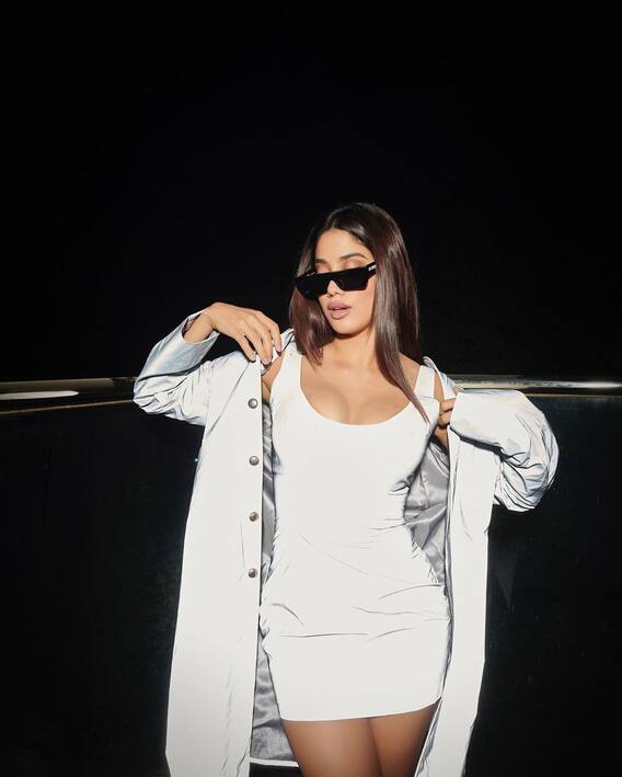 Janhvi Kapoor Photo: जान्हवी कपूरच्या बोल्डनेसची चर्चा, टाइट ड्रेसमध्ये फ्लॉन्ट केली फिगर!