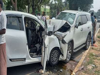 2 people died on the spot when 2 cars collided Thanjavur தஞ்சையில் பயங்கர விபத்து... 2 கார்கள் நேருக்கு நேர் மோதிக் கொண்டதில் 2 பேர் சம்பவ இடத்திலேயே பலி
