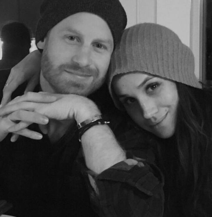 डॉक्यूमेंट्री में प्रिंस हैरी ने यूके से बाहर जाने के अपने फैसले के बारे में बताया था. जिसके बाद वह जनवरी 2020 में सैंड्रिंघम में अपनी दादी दिवंगत महारानी एलिजाबेथ, अपने पिता किंग चार्ल्स और अपने भाई प्रिंस विलियम से मिले थे. उन्होंने खुलासा किया कि मेघन के कनाडा चले जाने पर उन सभी ने मिलने का फैसला किया था. इससे पहले वे किसी भी मीटिंग से बचते ही थे. उन्होंने आगे बताया कि मीटिंग में उनके भाई विलियम उन पर काफी चिल्लाये थे, जबकि उनके पिता किंग चार्ल्स III ने झूठ बोला था, और उनकी दादी ने यह सब देखा था. वे वहीं चुप बैठी रहीं. (इंस्टाग्राम/meghan.markle.official)