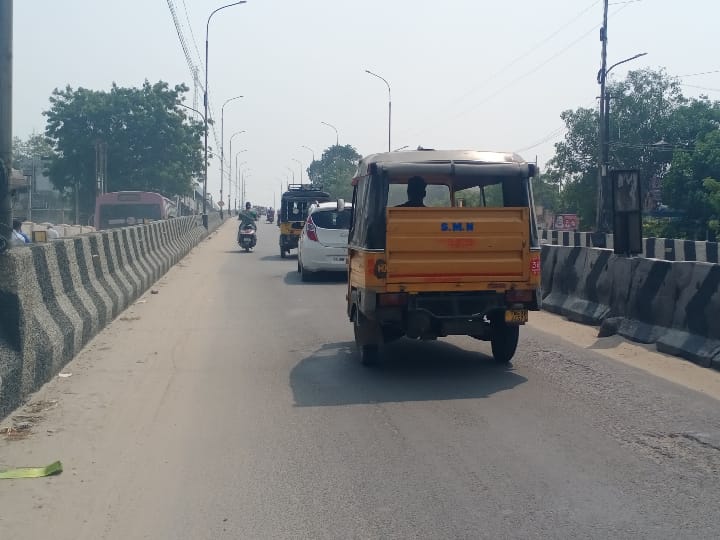 தூத்துக்குடி சாலைகளில் மணல் மேடுகள்- சுற்றி வளைக்கும் தூசிப்படலம்- வாகன ஓட்டிகள் அவதி