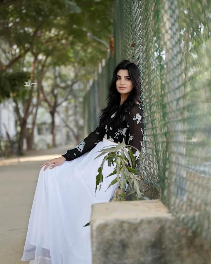 ప్రస్తుతం పలు ప్రోగ్రాంలు చేస్తూ బిజీ.Photo Credit@Jabardasth Varsha/instagram