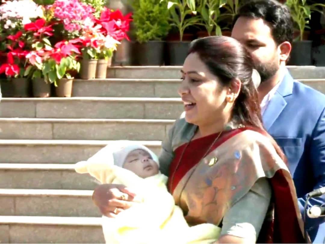 ncp mla saroj ahire baby name very nice she arrives in maharashtra assembly with her newborn baby सरोज अहिरेंच्या बाळाचं नाव आहे खास, अडीच महिन्याचा चिमुकला आईसोबत विधानभवनात!