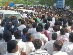 MR Vijayabaskar Car Attacked: முன்னாள் அமைச்சர் எம்.ஆர். விஜயபாஸ்கர் கார் கண்ணாடி உடைப்பு - அதிமுக, திமுக இடையே மோதல்