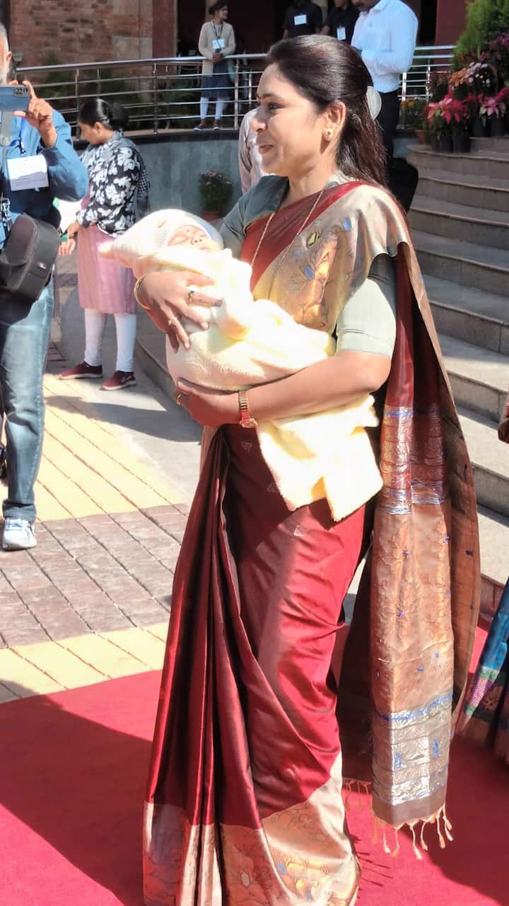 नाशिक जिल्ह्यातील देवळाली मतदारसंघातील आमदार सरोज अहिरे आपल्या अडीच महिन्याच्या बाळाला घेऊन विधान भवन परिसरात आल्या आहेत... त्यांचा अडीच महिन्याचा बाळ प्रशंसक हा त्यांच्या शिवाय राहत नाही..