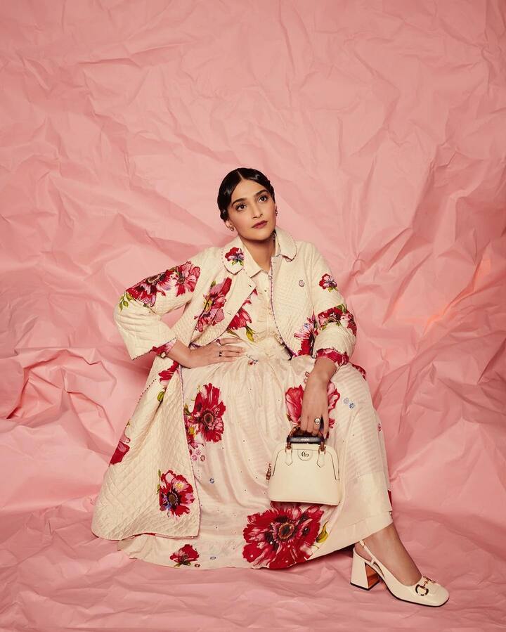 सोनम कपूर सोशल मीडियावर खूप सक्रिय असते. सोनम अनेकदा तिचा सुंदर आणि स्टायलिश लूक इन्स्टाग्रामवर शेअर करत असते. (फोटो सौजन्य :sonamkapoor/इंस्टाग्राम)