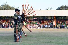 In Pics: कोटा में बीएसएफ का शौर्य प्रदर्शन, पलक झपकते ही चलती मोटर साइकिल पर 6 फीट की सीढी पर चढ़े जवान, देखें तस्वीरें
