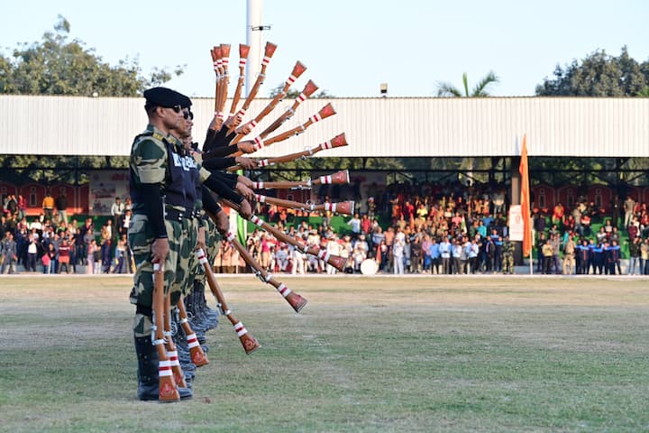 इस कार्यक्रम में उत्साह और उमंग चरम पर था, एक ओर जहां सीमा सुरक्षा बल के जवान अपना हैरतअंगेज प्रदर्शन कर रहे थे, वहीं खचाखच भरे स्टेडियम में वंदे मातरम् और भारत माता की जयकार करते दर्शक उनके जोश को नई ऊंचाईयां दे रहे थे. करीब दो घंटे के शो के दौरान पूरे समय सीमा सुरक्षा बल के जवानों ने दर्शकों को बांधे रखा. लोक सभा अध्यक्ष ओम बिरला की पहल पर आजादी के अमृत महोत्सव के तहत सीमा सुरक्षा बल के शौर्य प्रदर्शन शो का आयोजन किया गया. इस शो का सबसे बड़ा आकर्षण सीमा सुरक्षा बल की महिला प्रहरी रहीं.