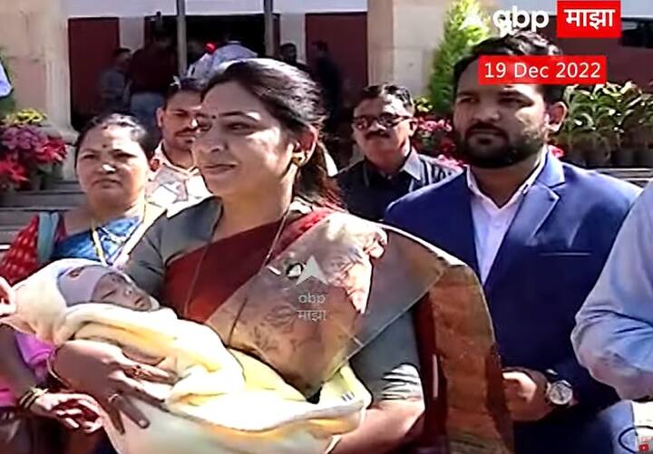 मी आई आहेच सोबत आमदारही आहे, त्यामुळे दोन्ही कर्तव्ये महत्वाची आहेत. बाळ माझ्याशिवाय राहू शकत नाही, सोबत मतदारसंघातील लोकांचे प्रश्नही महत्वाचे आहेत, त्यामुळे बाळाला घेऊन यावे लागले अशी भावना अहिरे यांनी प्रसारमाध्यमांशी बोलताना व्यक्त केली.