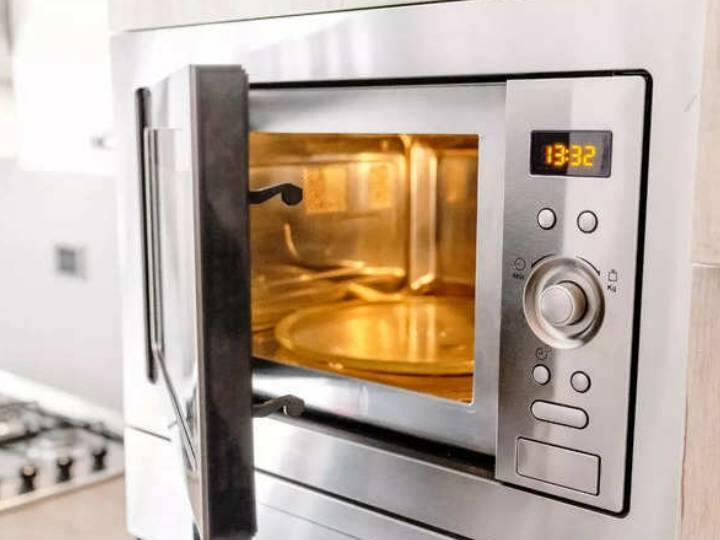 4 आलू लें, गंदगी को साफ़ करें और बहते पानी के नीचे धो लें. एक प्रेशर कुकर लें और उसमें 1 गिलास पानी डालें. कुकर में 4 आलू डालिये और ढक्कन बंद कर दीजिये.बहुत अधिक पानी न डालें, 4-5 आलू के लिए 1 गिलास पानी उन्हें पूरी तरह से उबालने के लिए पर्याप्त है. तेज आंच पर एक सीटी आने तक पकाएं.अब गैस धीमी कर दें और 1-2 सीटी और पकाएं. अब आंच बंद कर दें.प्रेशर अपने आप निकलने दें.आलूओं को निकालिये, छीलिये और आवश्यकता अनुसार प्रयोग कीजिये. 2 आलूओं को धोकर चारों तरफ से छेद कर लें.एक कप में पानी भरें और इसे माइक्रोवेव में घूमने वाली प्लेट के बीच में रखें.कप के ठीक बगल में 2 आलू को घूमने वाली प्लेट के विपरीत दिशा में रखें.8 मिनट के लिए माइक्रोवेव करें.जब आलू ठंडे हो जाएं तो इन्हें छील लें और ये इस्तेमाल के लिए तैयार हैं.