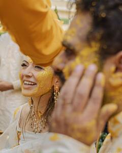 Hansika Motwani: हंसिका मोटवानी के हल्दी की सामने आईं फोटोज, एक्ट्रेस पर प्यार लुटाते नजर आए सोहेल कथूरिया