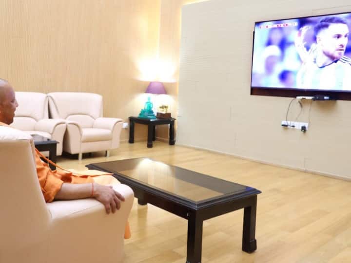 यूपी के सीएम योगी आदित्यनाथ (FIFA World Cup) और उत्तराखंड के मुख्यमंत्री पुष्कर सिंह धामी (Pushkar Singh Dhami) रविवार को फीफा वर्ल्ड कप (FIFA World Cup) का फाइनल देखते नजर आए.