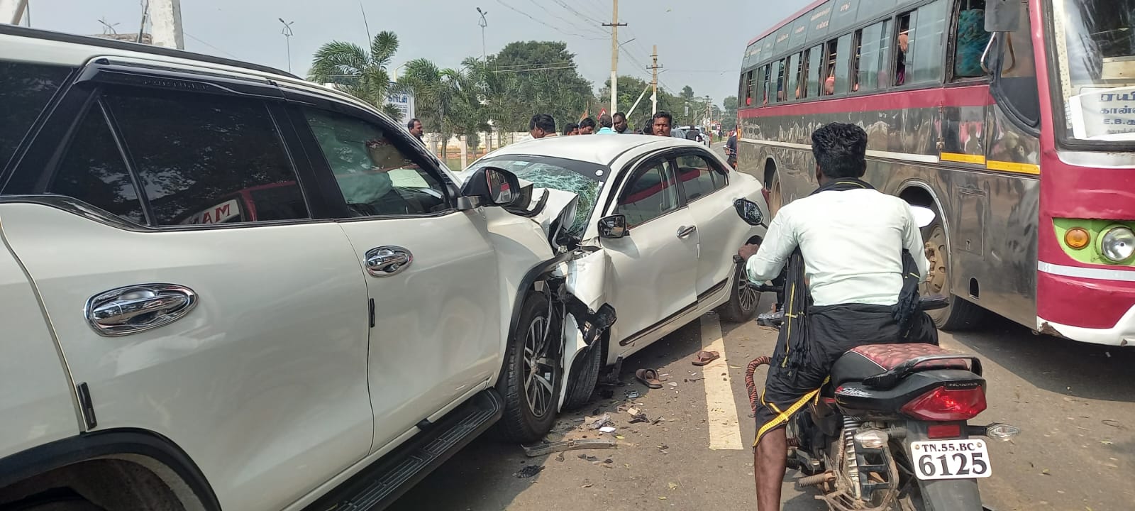 தஞ்சையில் பயங்கர விபத்து... 2 கார்கள் நேருக்கு நேர் மோதிக் கொண்டதில் 2 பேர் சம்பவ இடத்திலேயே பலி