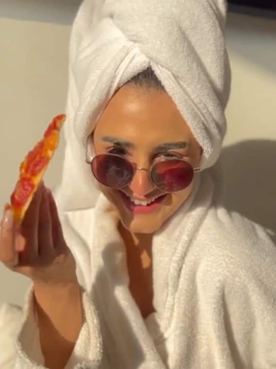 बाथरोब में Pak एक्ट्रेस की पिज्जा पार्टी