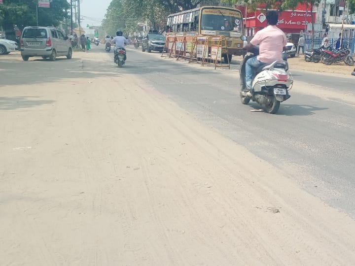 தூத்துக்குடி சாலைகளில் மணல் மேடுகள்- சுற்றி வளைக்கும் தூசிப்படலம்- வாகன ஓட்டிகள் அவதி