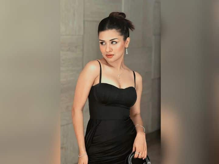 Avneet Kaur Dress: टीवी में बेहतरीन एक्टिंग से लोगों का दिल जीतने वाली एक्ट्रेस अवनीत कौर अपने लुक से कहर ढा रही हैं. आप भी नये साल पर हॉट दिखना चाहती हैं तो आप भी इसी तरह की ड्रेस पहन सकती हैं.