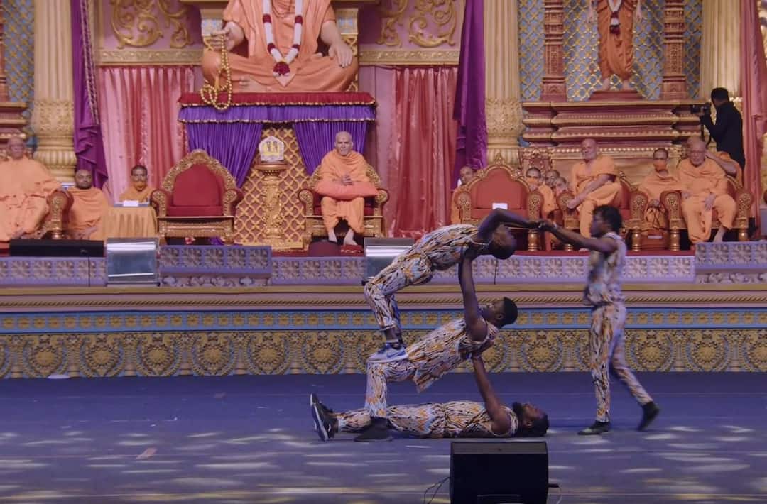 Pramukh Swami Maharaj Shatabdi Mahotsav Tanzania Group Performance Shatabdi Mahotsav: પ્રમુખ સ્વામી સાથેની એક મુલાકાતે આ યુવકની જિંદગી બદલી નાખી, શુદ્ધ શાકાહારી બની શતાબ્દી મહોત્સવમાં આવ્યો સેવા કરવા