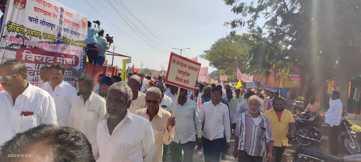 सिद्धेश्वर सहकारी साखर कारखाना बचाव आणि बोरामणी विमानतळ सुरु करा या मागणीसाठी हा मोर्चा निघाला.