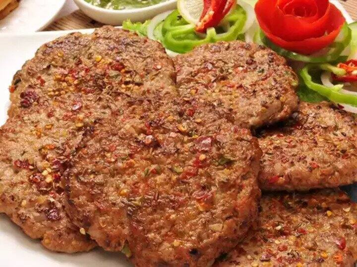 If you want to try something special in non-veg on the weekend, then make reshmi kebabs at home. वीकेंड पर नॉन वेज में कुछ स्पेशल ट्राई करना है तो घर पर बनाएं रेशमी कबाब