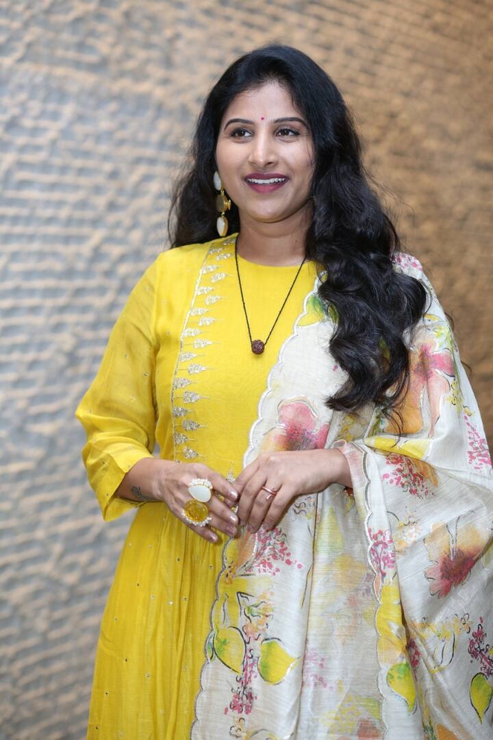 తెలంగాణ జానపద పాటలతో పాపులర్.