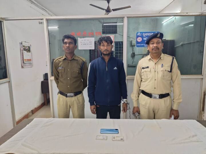 Bastar Cyber Crime fake army officer in Bastar Arrested by Chhattisgarh Police ANN Bastar Crime: आर्मी अफसर बन पेमेंट रिक्वेस्ट भेजा, OTP का पता चलने पर खाते से उड़ाई रकम, पुलिस ने ऐसे पकड़ा