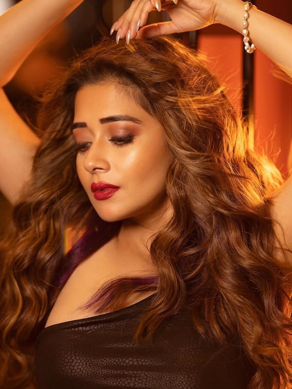 बहुत स्टाइलिश हैं टीना दत्ता