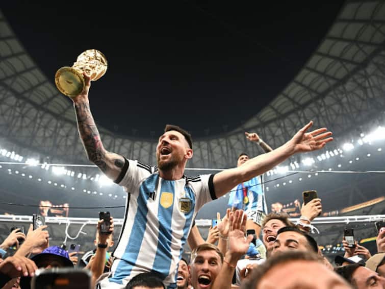 Lionel Messi with FIFA World Cup 2022 Trophy in Bed Shared Incredible Pictures on Instagram Messi with Trophy: वर्ल्ड कप ट्रॉफी से एक सेकंड दूर नहीं हो पा रहे लियोनल मेसी, बेड पर साथ लेकर सोते आए नजर