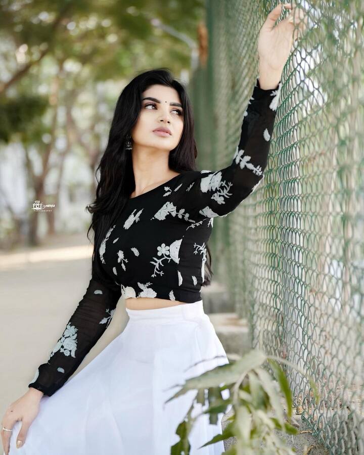 ఇమ్మాన్యూయేల్ లవ్ ట్రాక్ తో మరింత క్రేజ్.Photo Credit@Jabardasth Varsha/instagram