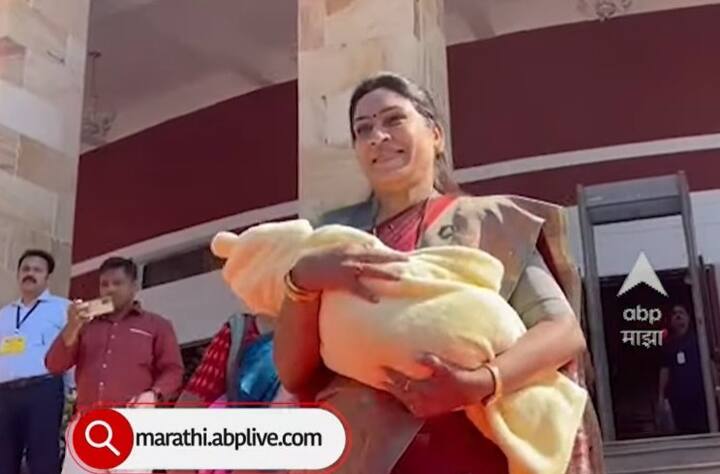 म्हणून त्या आपल्या बाळाला घेऊनच आज विधानभवनात पोहोचल्या.. विधानभवनात लहान बाळांसाठी करण्यात आलेल्या विशेष कक्षात प्रशंसकला ठेवून त्या विधानसभेच्या कामकाजात सहभागी होणार आहेत...