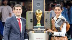 পোশাক না ব্যাগ? বিশ্বকাপে ট্রফির পর্দা উন্মোচন অনুষ্ঠানে ফের ট্রোলড দীপিকা!