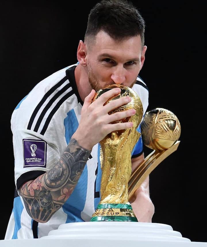 लियोनेल मेसी (Lionel Messi) दुनिया के सबसे अच्छे फुटबॉल प्लेयर्स में से एक हैं. उन्होंने कई बार मैदान में अपने गेम का जादू चलाया है और ट्रॉफी अपने नाम की है. इस बार भी फीफा वर्ल्ड कपल 2022 (FIFA World Cup 2022) के फिनाले की ट्रॉफी लियोनेल मेसी की टीम अर्जेंटीना ने जीती. उनके फैंस इस जीत से बेहद खुश हैं. हालांकि, सबसे ज्यादा खुश उनकी पत्नी एंटोनेला रोकुजो (Antonela Roccuzzo) हैं.