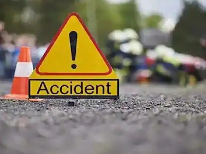 Dhamtari Road Accident Chhattisgarh collision between car and bus Police recover dead body found 50 feet away ANN Dhamtari Road Accident: चलती कार से फल का बीज थूकना पड़ा महंगा, बस की जोरदार टक्कर में सिर हो गया धड़ से अलग