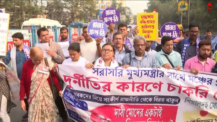 মুখ্যমন্ত্রীর হস্তক্ষেপের দাবিতে, সোমবার মহামিছিল নেমেছে তারা। শহর দেখেছে ব্রিগেডের ময়দানে রাজনীতির মহাজোট, আর এবার বঞ্চিত চাকরিপ্রার্থীরা, দীর্ঘদিন ধরে যাঁরা রাস্তায় বসে রয়েছেন, তাঁরাও এবার রাজনীতির মতো মহাজোট বাঁধলেন।