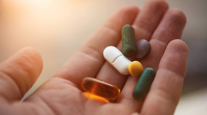 ਡਾਕਟਰ ਮੁਤਾਬਕ ਲੋਕ ਇਸ ਨੂੰ ਆਪਣੀਆਂ ਰੋਜ਼ਾਨਾ ਦੀਆਂ ਬਿਮਾਰੀਆਂ ਦਾ ਇਲਾਜ ਮੰਨ ਰਹੇ ਹਨ। ਕਮਜ਼ੋਰੀ ਤੋਂ ਥਕਾਵਟ ਤੋਂ ਲੈ ਕੇ ਆਮ ਉਦਾਸੀਨਤਾ ਤੱਕ, ਜ਼ਿਆਦਾਤਰ ਲੋਕ ਫਾਰਮੇਸੀ ਜਾਂਦੇ ਹਨ ਅਤੇ ਮਲਟੀਵਿਟਾਮਿਨ ਦੀਆਂ ਦੋ ਸ਼ੀਸ਼ੀਆਂ ਚੁੱਕਦੇ ਹਨ।